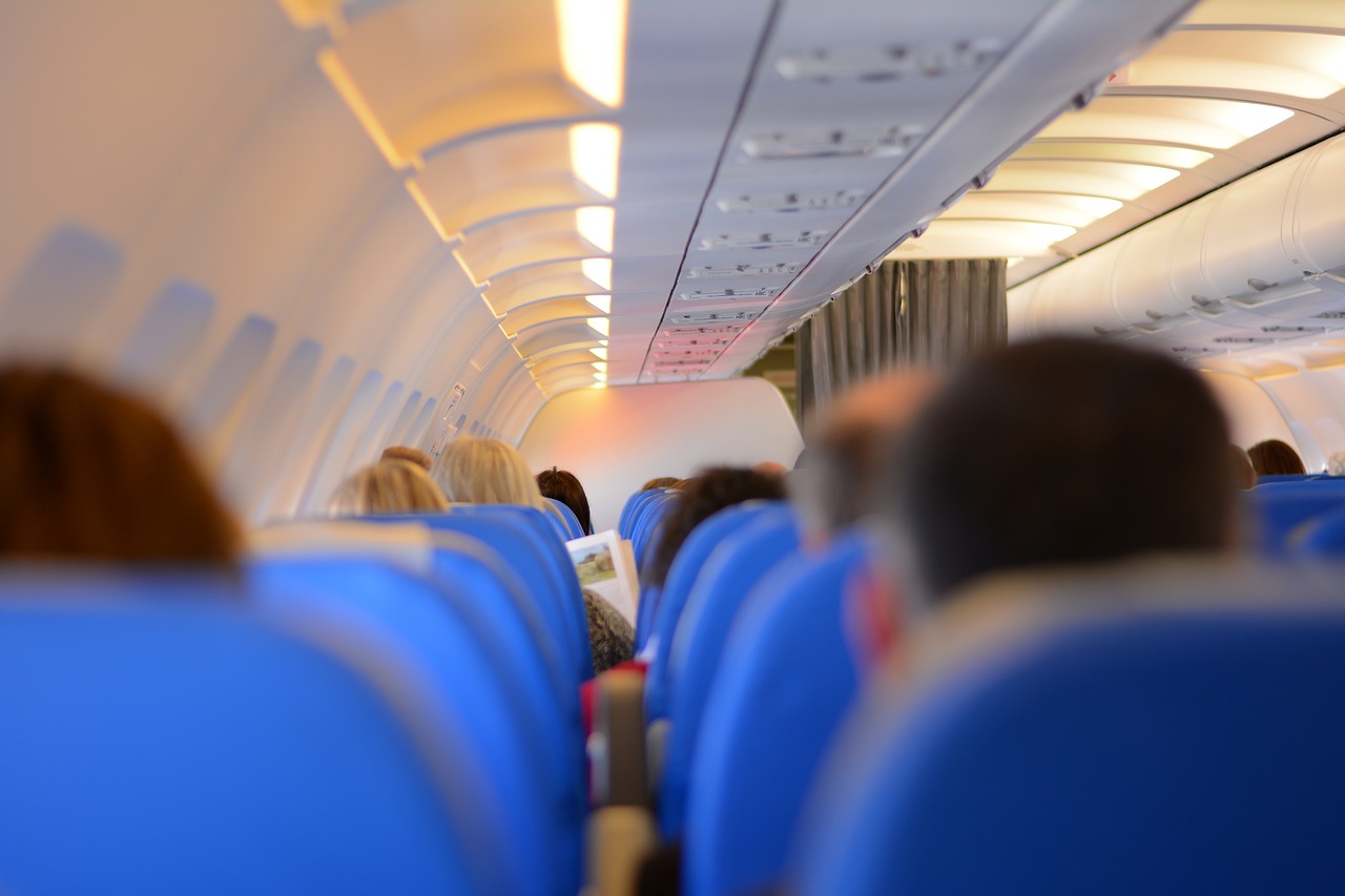 航空旅行经济因素解析，飞机票价格表全解析