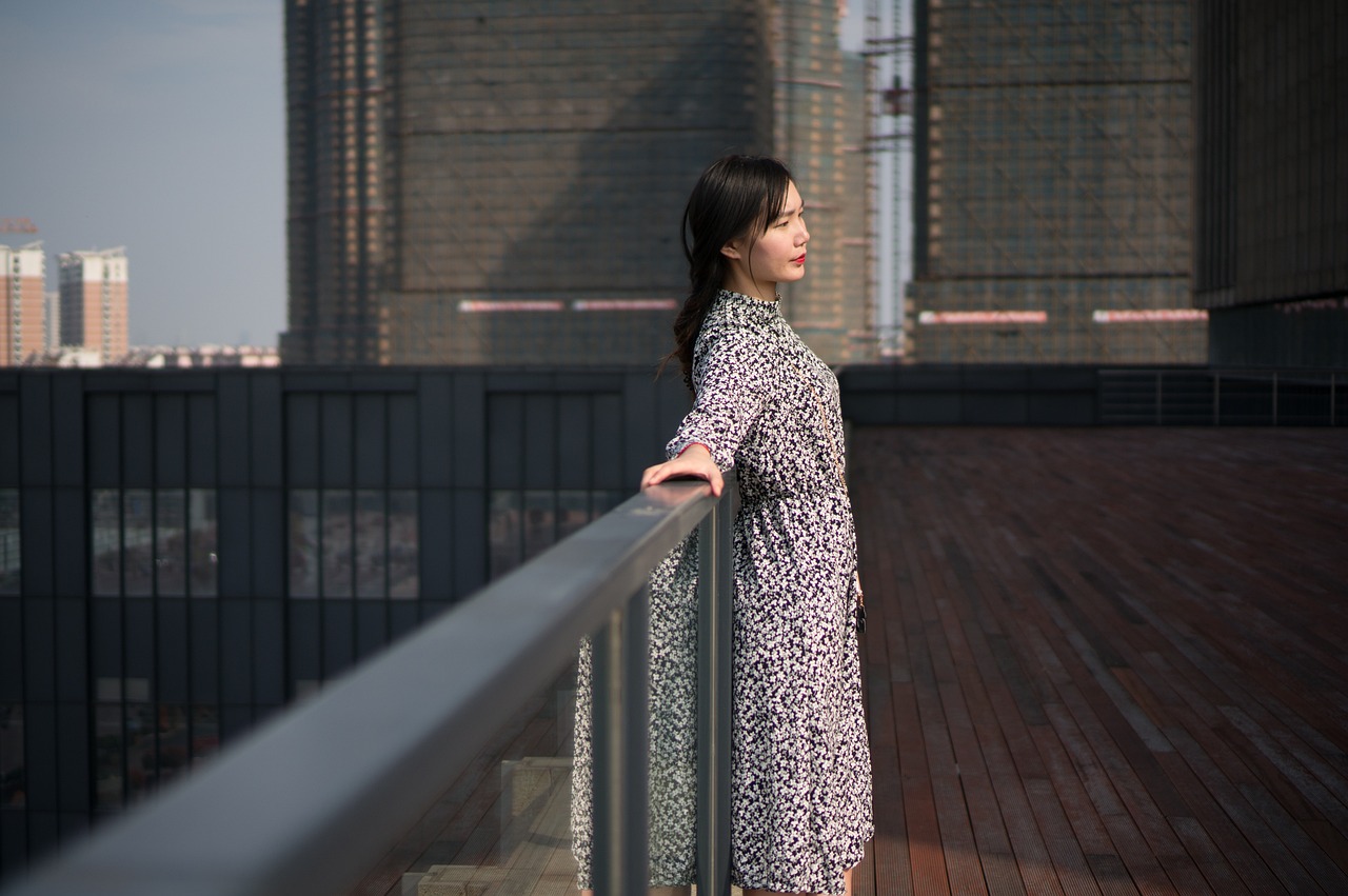 揭秘四月女明星光环背后的潜规则真相
